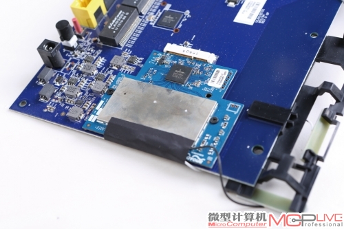 R6200的802.11ac模块采用了桥接设计，使用的芯片为博通BCM4352，提供2×MIMO大867Mb/s的无线连接能力。